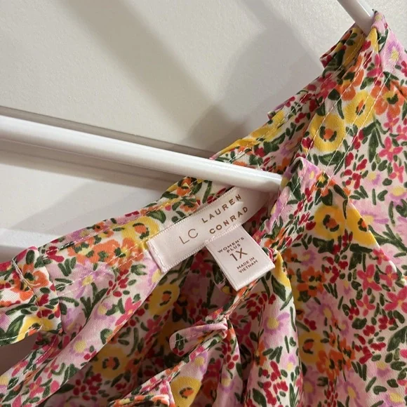 ✨Plus Size Lauren Conrad Floral Blouse✨ - Picture 4 of 6